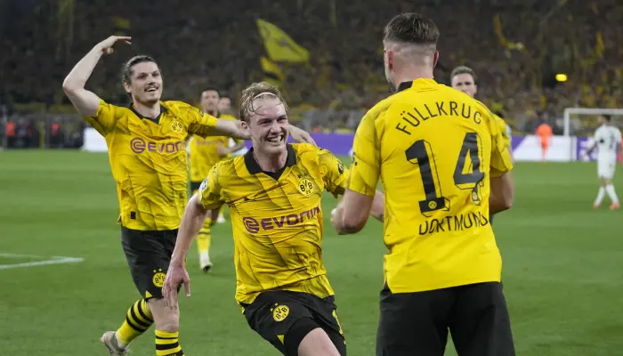 Brandt và 2 cầu thủ Dortmund