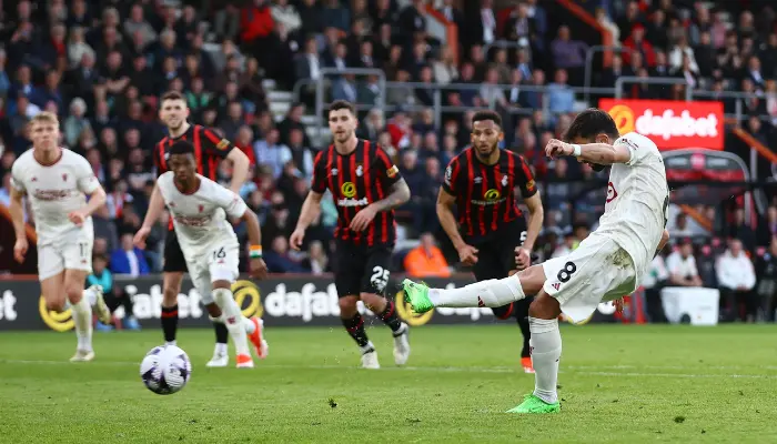 Bruno Fernandes ấn định trận hòa 2-2 cho Man United trên chấm phạt đền.