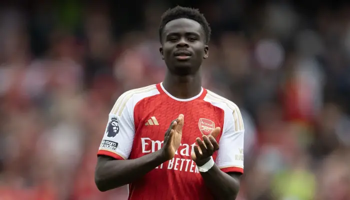 Bukayo Saka vỗ tay