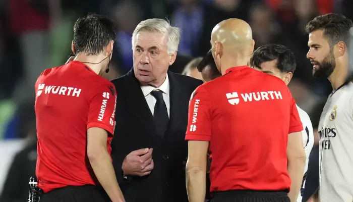 HLV Ancelotti tỏ ra không hài lòng với các quyết định của trọng tài Burgos Bengoetxea.