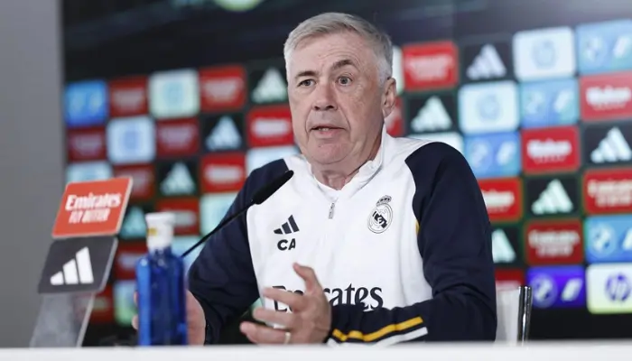 HLV Ancelotti góp mặt trong buổi họp báo trước trận đấu với Rayo Vallecano.