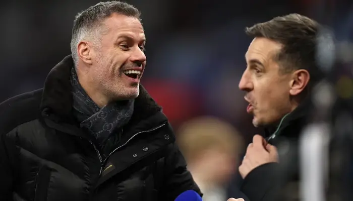 Carragher đang cười vào mặt Neville