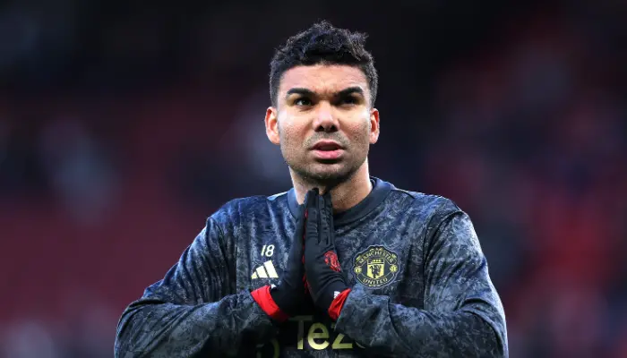 Casemiro đang nhìn lên