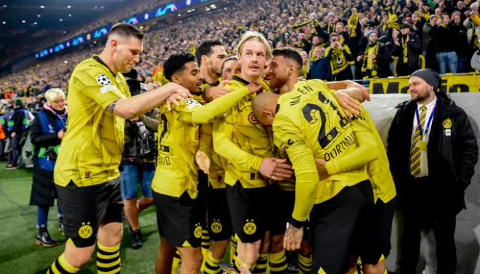 Cầu thủ Dortmund ăn mừng