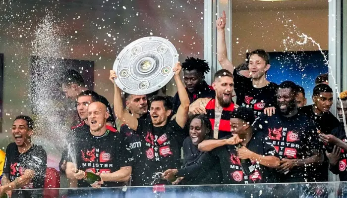 Cầu thủ Leverkusen ăn mừng chức vô địch Bundesliga