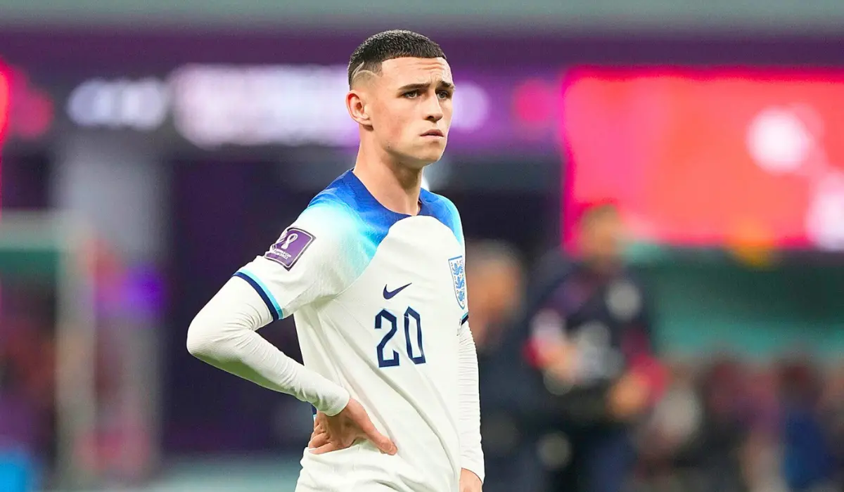 Phil Foden chống nạnh.