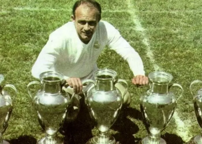 tiền đạo Alfredo di Stefano