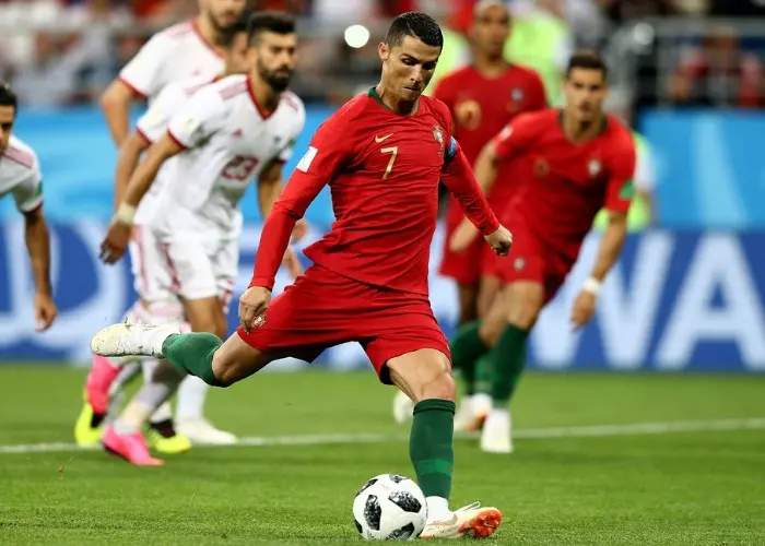 tiền đạo trung tâm Cristiano Ronaldo