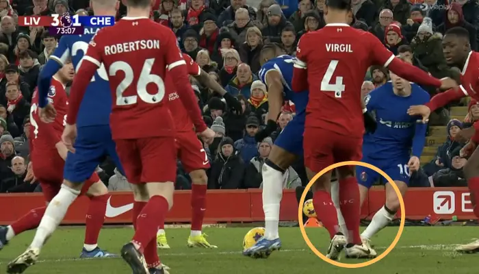 Trọng tài Paul Tierney tiếp tục không cho các cầu thủ Chelsea được hưởng penalty dù Nkunku đã bị Van Dijk phạm lỗi.