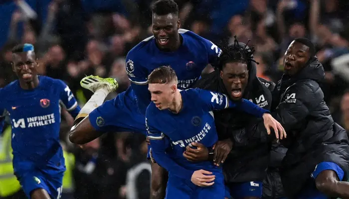 Cole Palmer hoàn tất cú hat-trick với 2 bàn thắng ở phút bù giờ cuối cùng, Chelsea ngược dòng kịch tính.