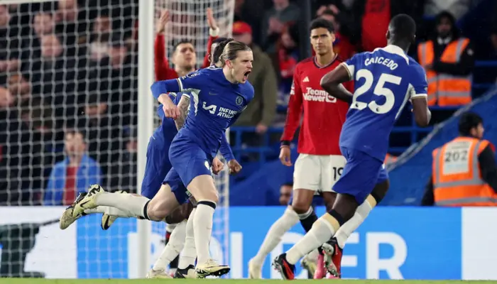 Gallagher giúp Chelsea mở tỷ số ngay ở phút thứ 4.