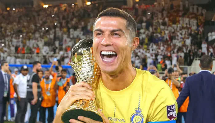 Cristiano Ronaldo ăn mừng