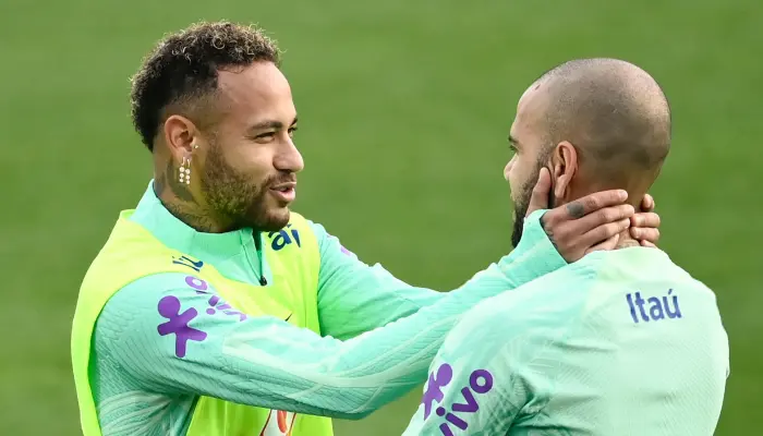 Bố Neymar đồng ý chi trả 1 triệu euro giúp Alves tại ngoại.