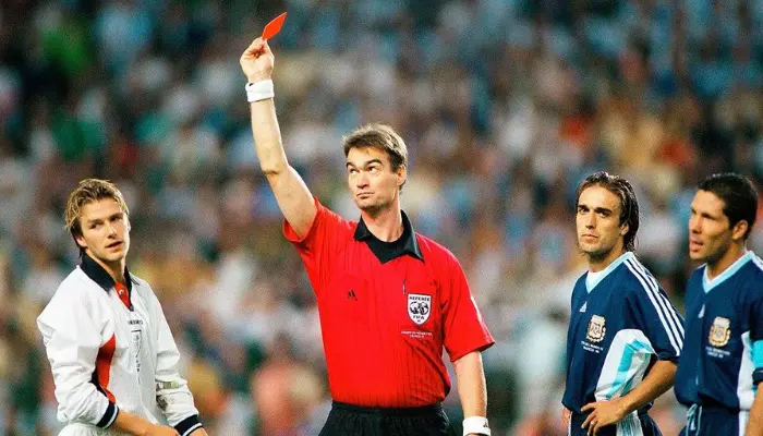 Beckham trở thành tội đồ Tam sư ở World Cup 1998 sau tấm thẻ đỏ trong thất bại trước <a href=