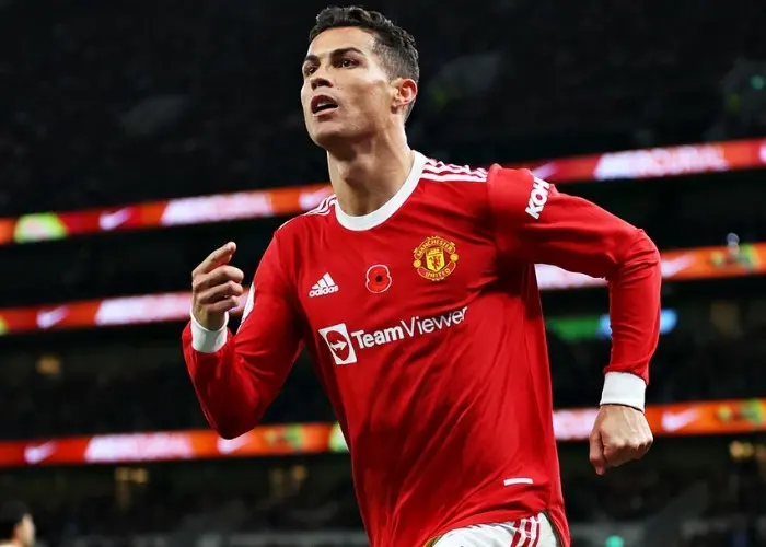 tiền đạo Cristiano Ronaldo trong đội hình MU huyền thoại