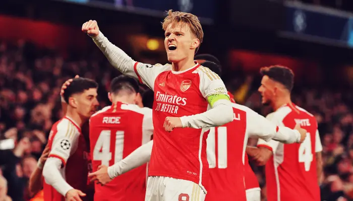 Đội trưởng Odegaard vừa hét to vừa ăn mừng