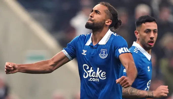 Calvert-Lewin giúp Everton có trận hòa quý giá với bàn thắng trên chấm phạt đền.