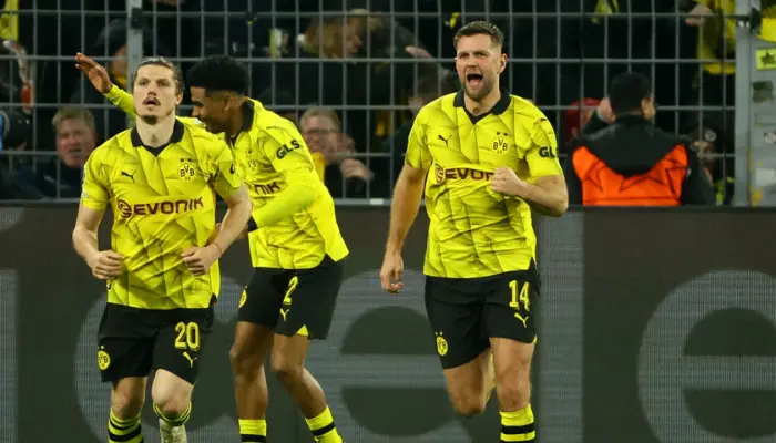 Cầu thủ Dortmund ăn mừng