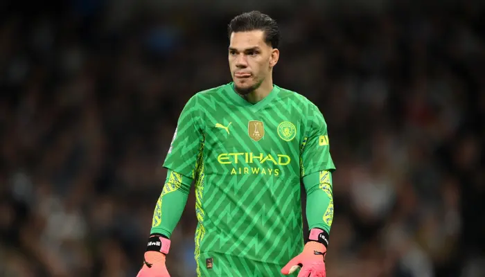 Ederson đang lè lưỡi