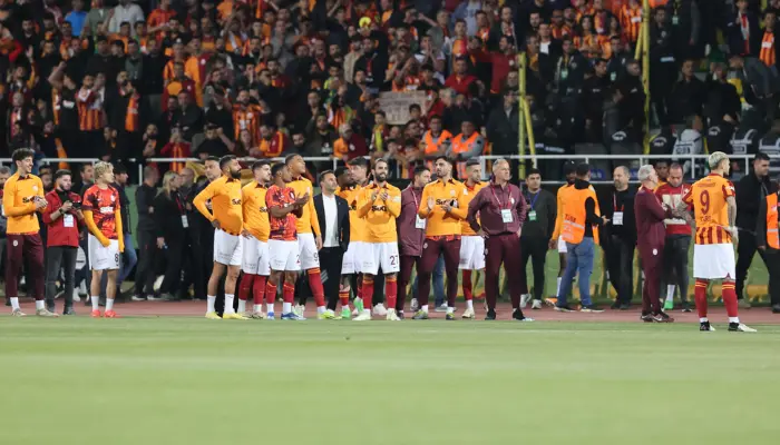 Các cầu thủ Galatasaray vỗ tay cho hành động của Fenerbahce.