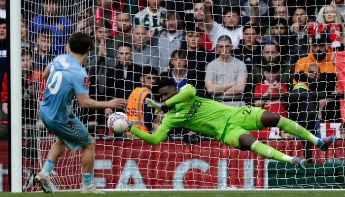 Onana thành công cản phá cú sút của O'Hare, giúp Man United đánh bại Coventry.