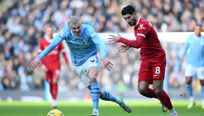 Haaland và cầu thủ Liverpool