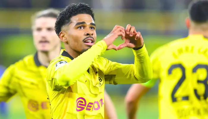 Ian Maatsen tỏa sáng tại Dortmund.