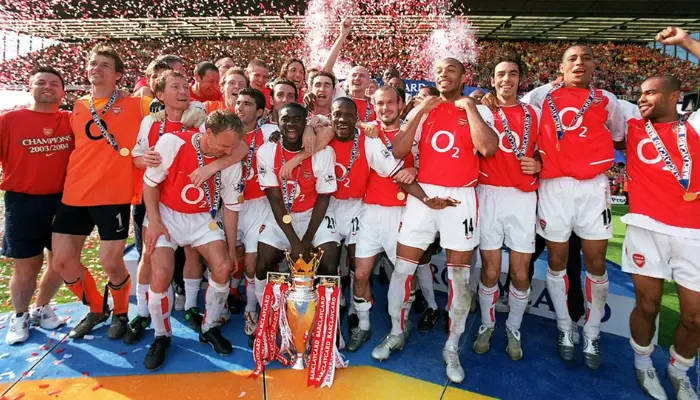 Đội hình Invincibles vô địch Premier League với thành tích 26 chiến thắng và 12 trận hòa