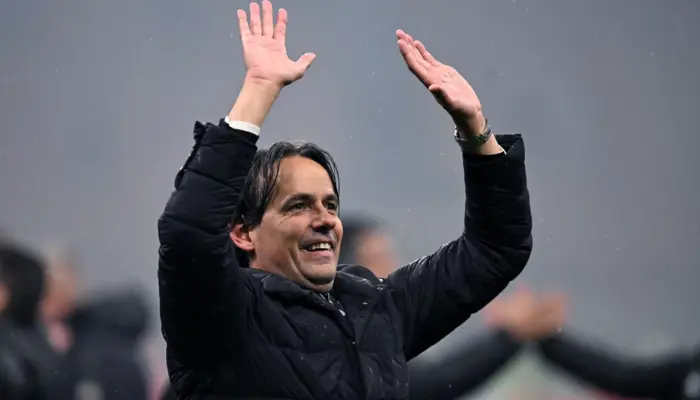 Inzaghi đưa 2 tay lên trời