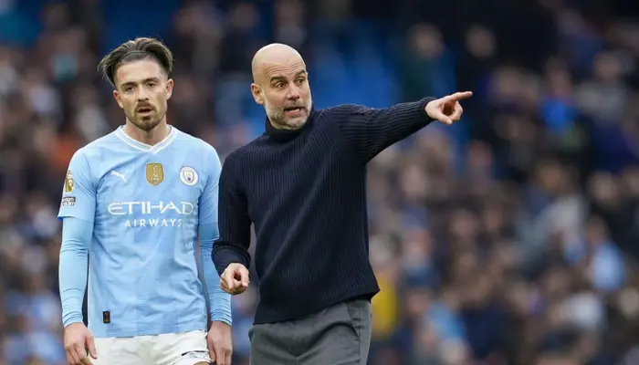 Pep Guardiola lập tức 'chỉ bảo' Grealish sau trận hòa trước Arsenal.