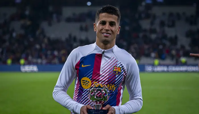 Cancelo đang thi đấu cho Barcelona dưới dạng cho mượn từ Man City.