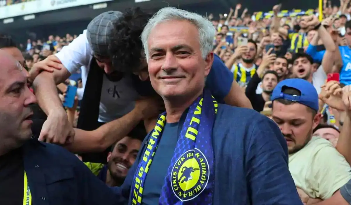 Mourinho ra mắt đội bóng Thổ Nhĩ Kỳ.