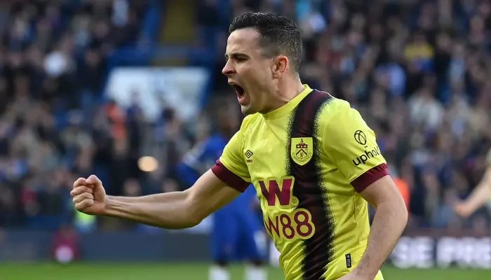 Josh Cullen bất ngờ giúp Burnley đưa trận đấu về vạch xuất phát ở phút 47.