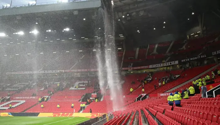 Khán đài sân Old Trafford bị dột