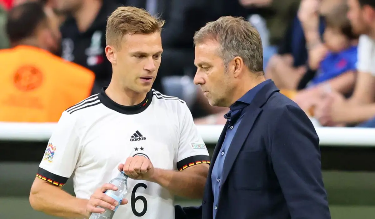 Hansi Flick và Kimmich trao đổi.