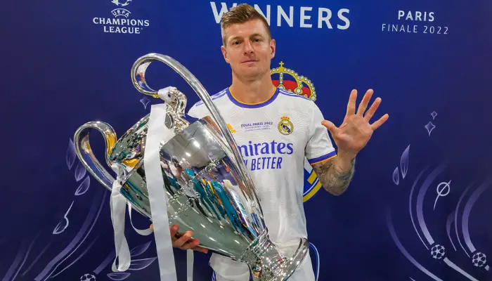 kroos khoe cúp bạc