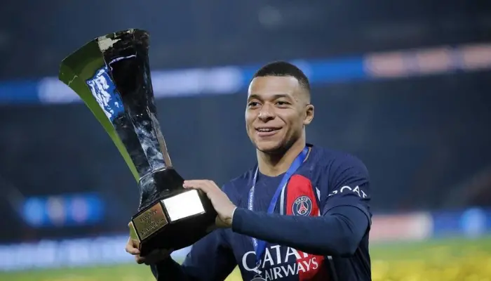 Mbappe khẳng định chỉ muốn hướng về cú ăn ba cùng PSG ở mùa giải năm nay.