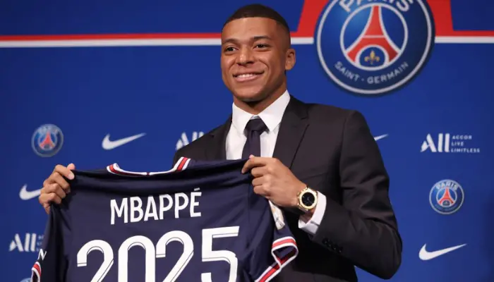 Mbappe từng 'quay đầu' và đồng ý gia hạn với PSG vào mùa hè 2022.