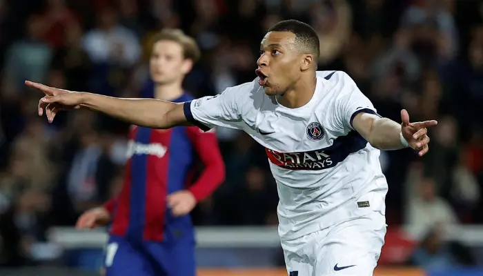 Mbappe lập cú đúp giúp PSG đánh bại Barca để tiến vào bán kết.