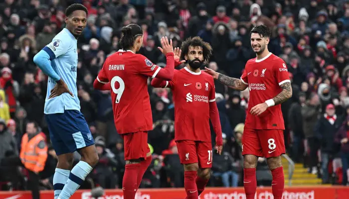 các cầu thủ Liverpool ăn mừng