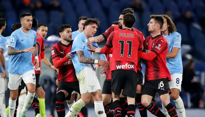 Cầu thủ của Lazio và AC Milan lao vào nhau sau khi tiếng còi mãn cuộc vang lên.