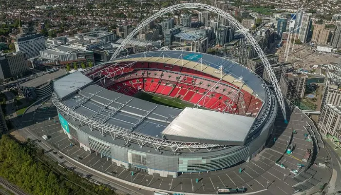 Vì sao sân vận động Wembley lại có một vòm thép bên trên?