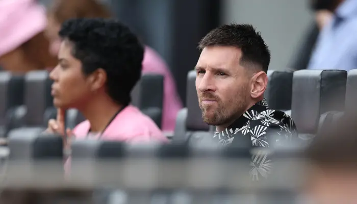 Lionel Messi ngồi trên khán đài