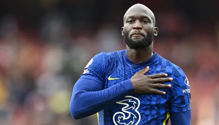 Lukaku đặt tay lên tim