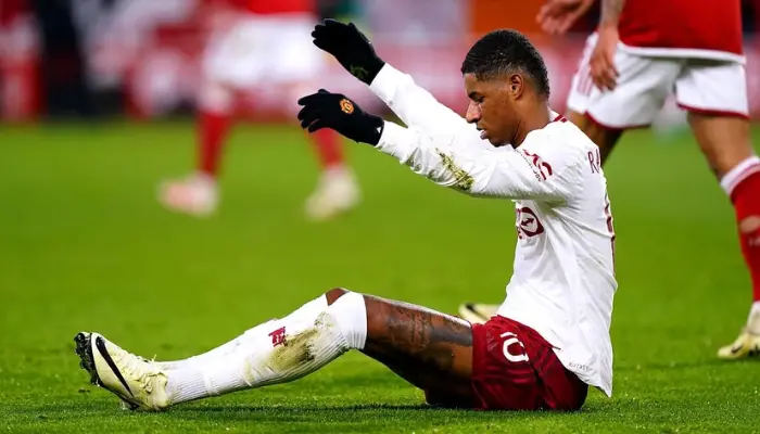 Rashford phải nhờ đến sự chăm sóc từ nhân viên y tế sau tình huống truy cản của Murillo và Felipe.