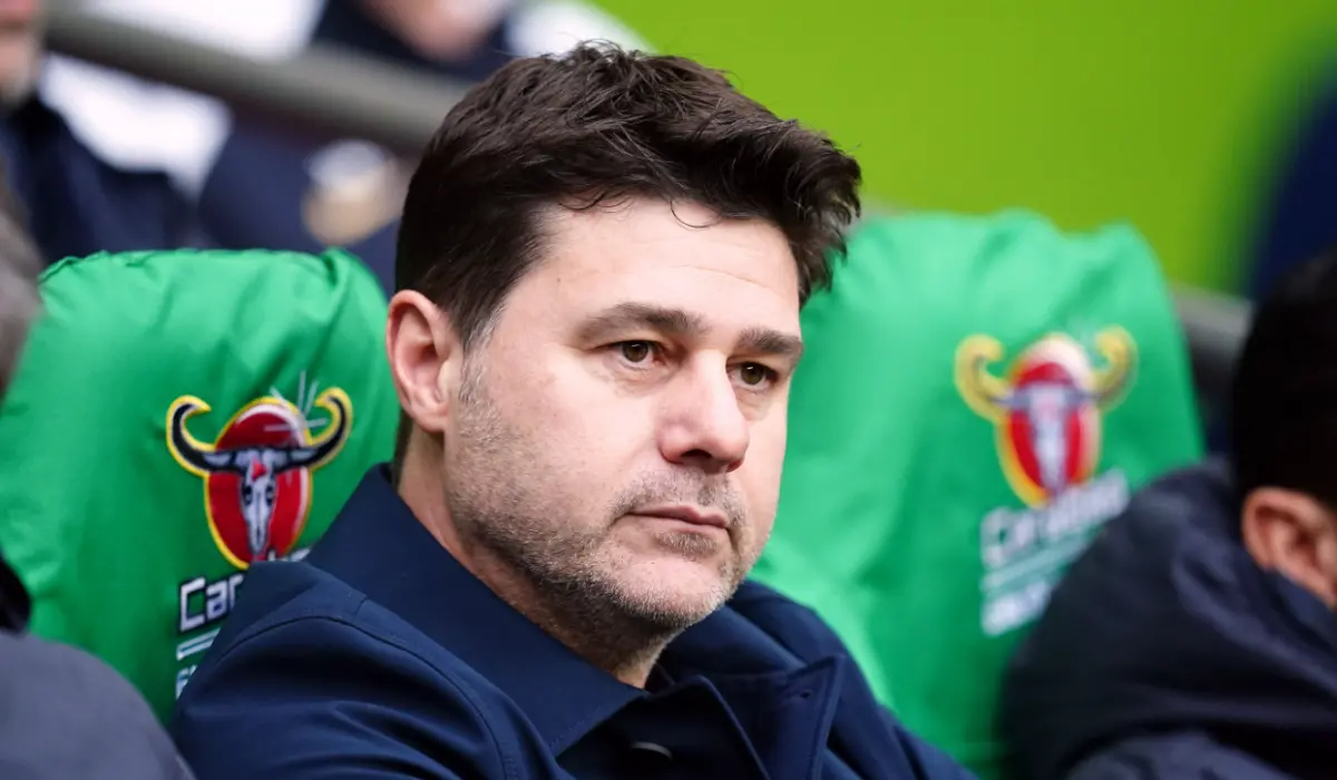 Dâng cúp của Liverpool, CĐV Chelsea tức giận đòi sa thải HLV Pochettino