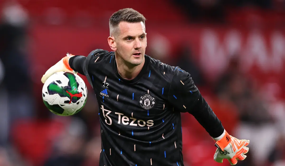 Tom Heaton quá quen với vai trò 'quân xanh' ở Man Utd.