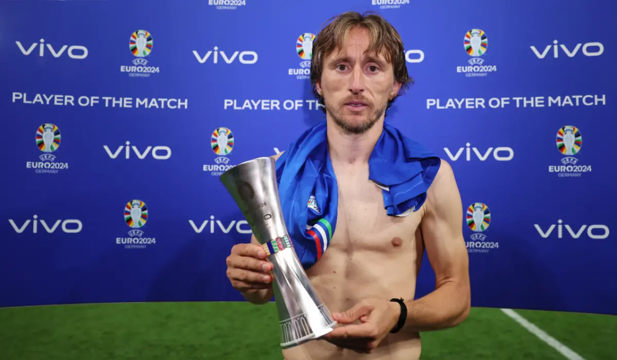 Modric nhận giải cầu thủ xuất sắc nhất trận đấu giữa Croatia và Ý.