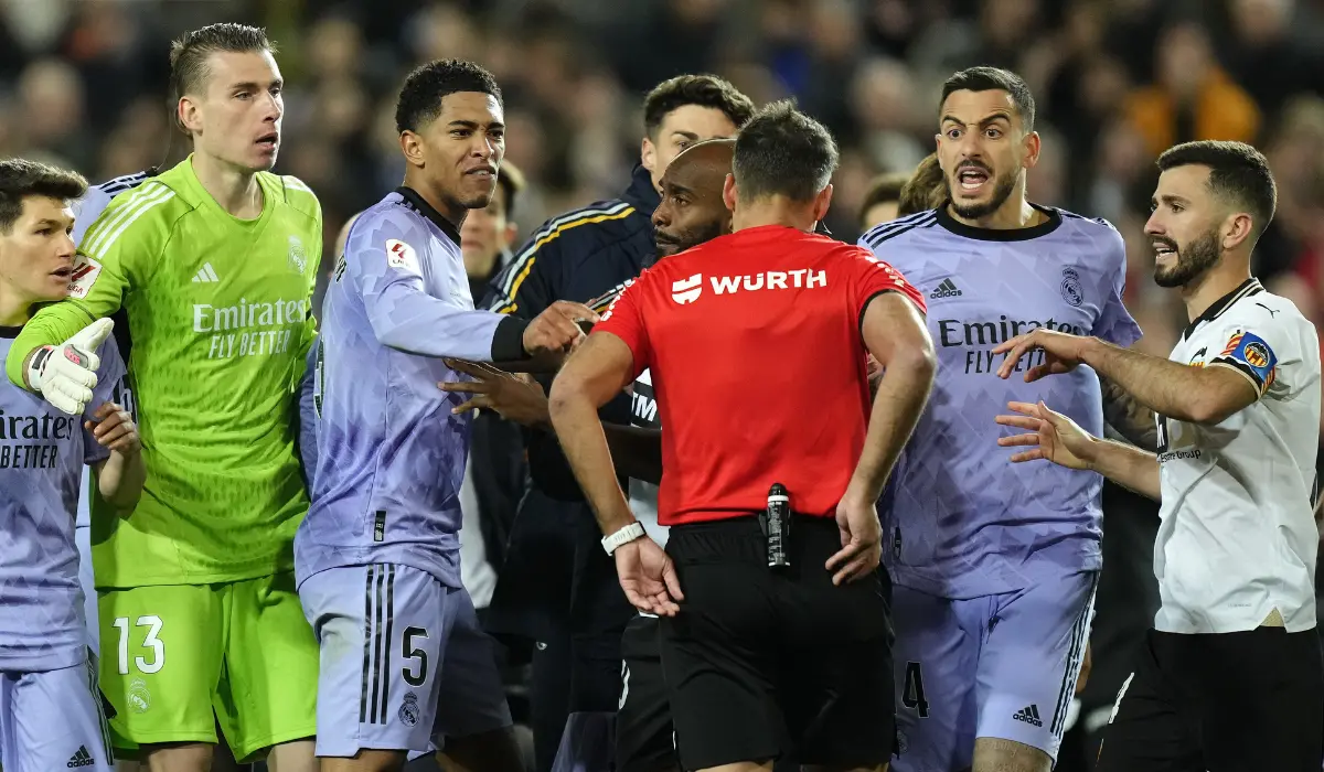 Manzano chính là tâm điểm tranh cãi trong trận đấu giữa Valencia và Real Madrid.