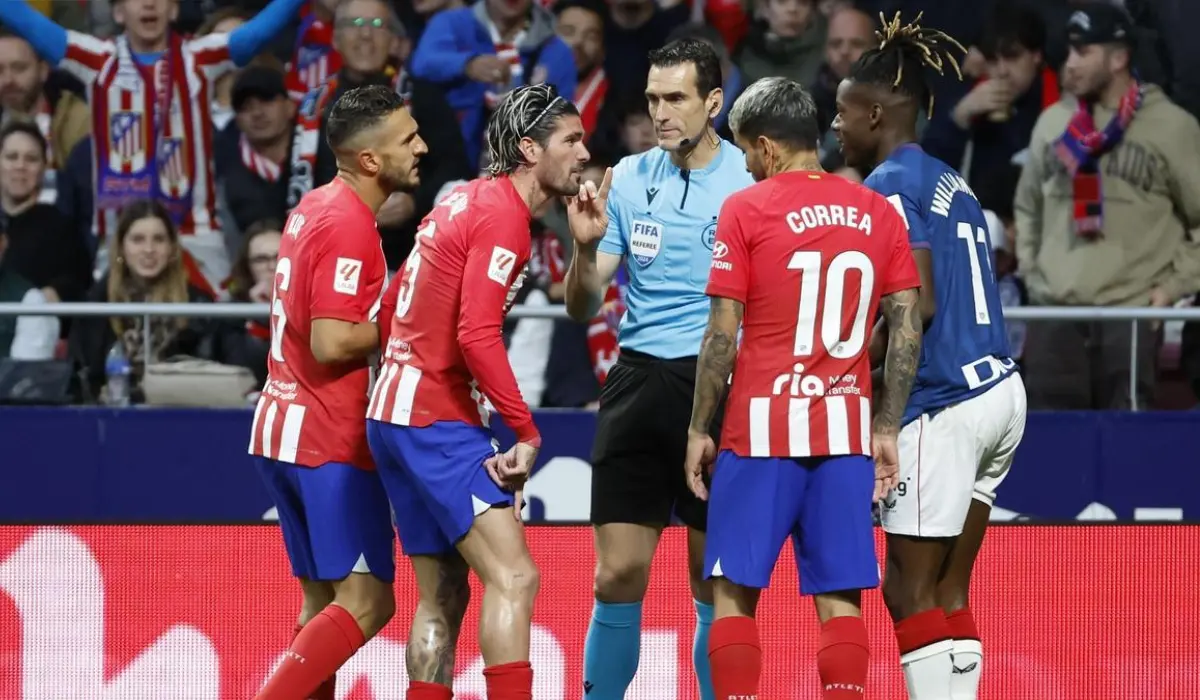 Vấn nạn nhức nhối tiếp diễn khiến trận đấu giữa Atletico và Bilbao bị gián đoạn